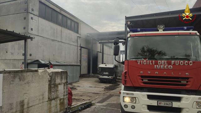 Ascoli Piceno, intervento dei Vigili del Fuoco per incendio rifiuti nella discarica di Relluce