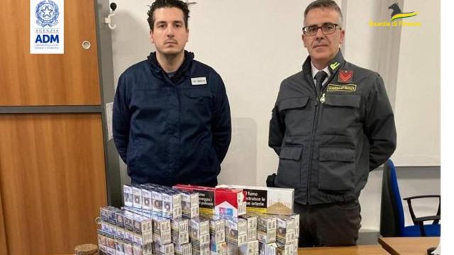 Guardia di Finanza Ancona, sequestrati al porto 200 grammi di stupefacenti e 400 pacchetti di sigarette di contrabbando