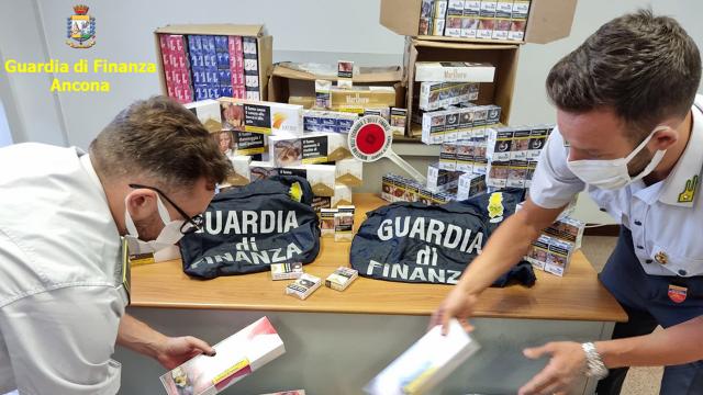 Guardia di Finanza, scoperto contrabbando sigarette tra i porti di Ancona e Salerno. Denunciate ventotto persone
