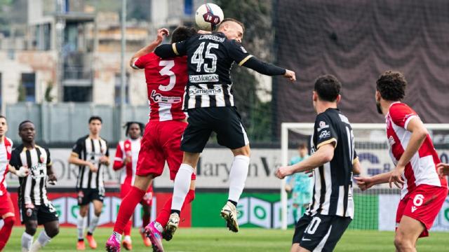 Ascoli Calcio, ammenda per lancio di petardi. Di Carlo entra in diffida, secondo giallo per Ciabuschi