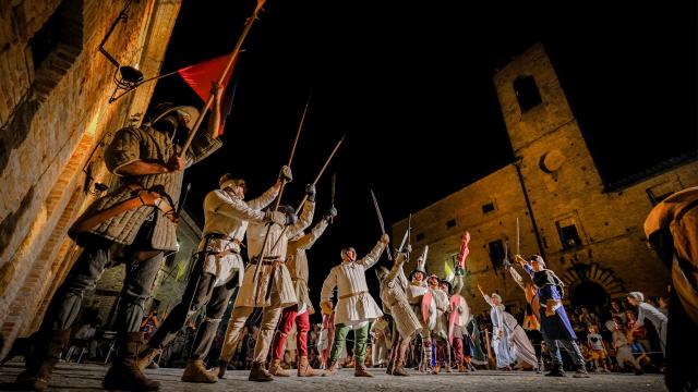'Castrum Sarnani', Grande pubblico per Taverna della Luna e spettacolo 'Incanto' della Compagnia dei Folli di Ascoli