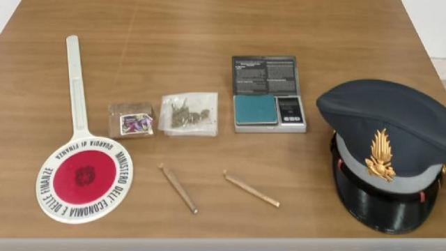 Guardia Finanza Macerata, sequestrati oltre 80 grammi tra hashish e marijuana. Una denuncia 