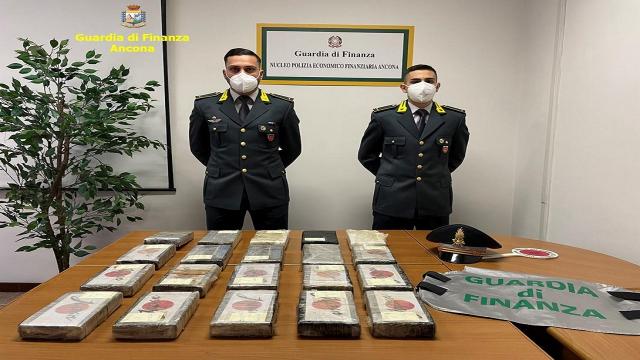 Guardia di Finanza, sequestrati oltre 21 chili di cocaina purissima a Porto Sant'Elpidio. Arrestato 36enne