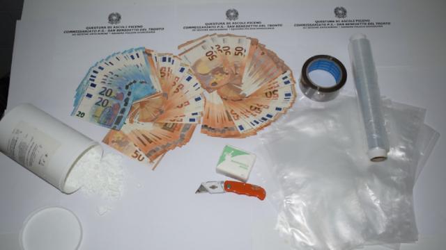 San Benedetto, arrestati due spacciatori e sequestrati 60 grammi di cocaina. Buste paga false per giustificare denaro