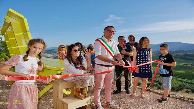 Monteprandone, inaugurata la 'Big Bench' al lavatoio comunale. Loggi: “Si concretizza progetto di respiro nazionale”