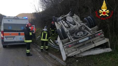 San Severino Marche, furgone esce di strada e si ribalta lungo la gareggiata 
