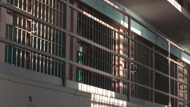 Ascoli Piceno, giornata di sangue nel carcere di Marino: agenti feriti dopo aggressione di un detenuto psichiatrico 