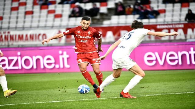 Bari-Cosenza 2-1, Cheddira prima sbaglia un rigore poi rimedia nella ripresa. Biancorossi al terzo posto
