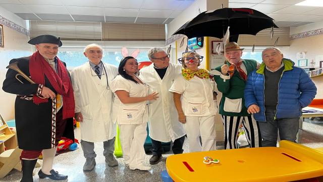 Carnevale Ascoli, le maschere storiche in visita alla pediatria del ''Mazzoni''
