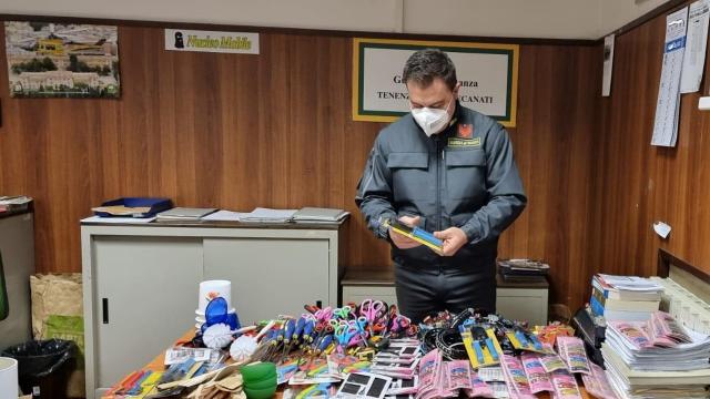 Guardia Finanza Macerata, operazione a contrasto contraffazione e abusivismo commerciale. Sequestrati 15.000 articoli