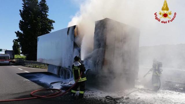 Semirimorchio in fiamme sulla Superstrada Ascoli-Mare. Incidente a Force con intervento dell’eliambulanza