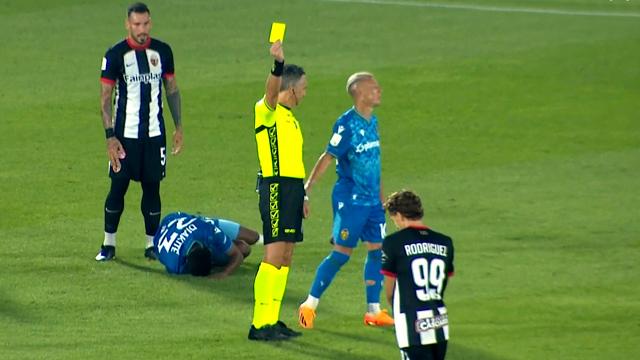 Ascoli-Ternana, multati entrambi i club per lanci di petardi e fumogeni. Primi gialli per Rodriguez e Nestorovski