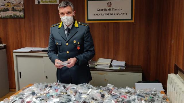 Guardia Finanza Macerata, sequestrati a Recanati oltre 55.000 articoli insicuri per la salute dei consumatori