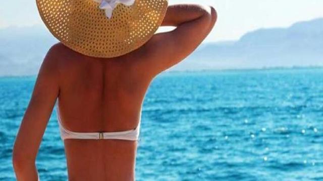 Idratazione: l’ingrediente segreto per un’abbronzatura perfetta senza scottature