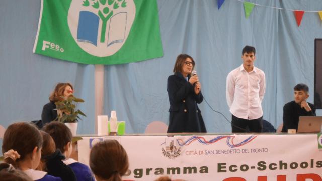 San Benedetto del Tronto, alla 'Alfortville' gli studenti piantano 15 nuovi alberi