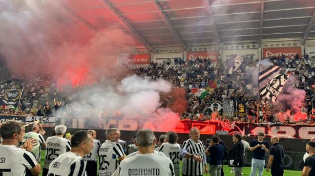 Ascoli Calcio, emozioni bianconere con la festa dei tifosi tra passato e presente. Gran finale con la prima squadra