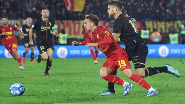 Venezia-Catanzaro 2-1, Pohjanpalo e Johnsen consolidano il secondo posto. Terzo ko di fila per Vivarini