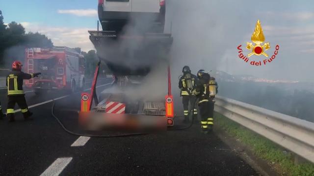 Autostrada A14, intervento dei Vigili del Fuoco per incendio di una bisarca che trasportava furgoni