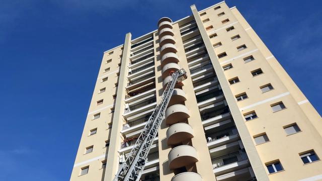 Ascoli Piceno, simulazione incendio grattacielo a Monticelli. Le immagini dell'intervento dei Vigili del fuoco