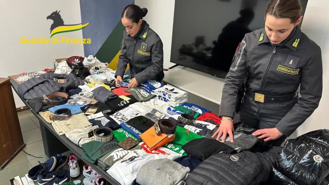 Guardia di Finanza Ascoli, scoperto piccolo opificio domestico abusivo: sequestrati capi d'abbigliamento