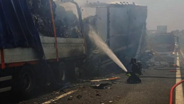 Autostrada A14, incidente tra mezzi pesanti a Grottammare. Due autisti deceduti e traffico in tilt
