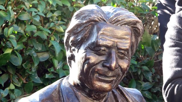 Ascoli Piceno, inaugurata la statua dedicata al Presidentissimo Rozzi ai giardini di Corso Vittorio Emanuele