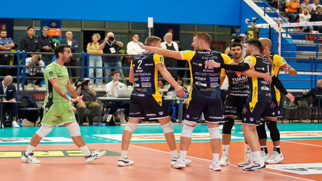Oltre duemila cuori trascinano la Yuasa Battery Grottazzolina al suo primo punto in Superlega