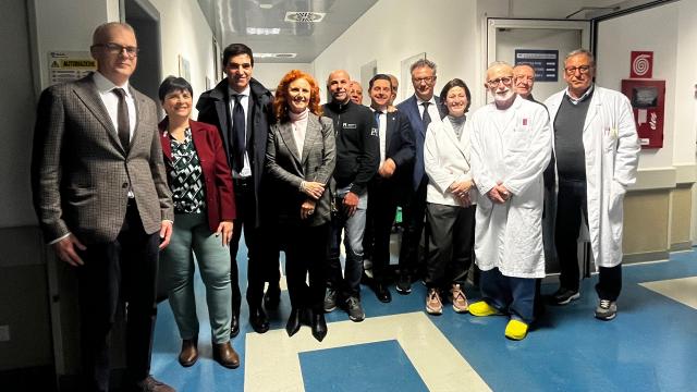Visita di Acquaroli al ‘Mazzoni’. Annunciata donazione da Fondazione Carisap per acquisto robot chirurgico ‘Mako'