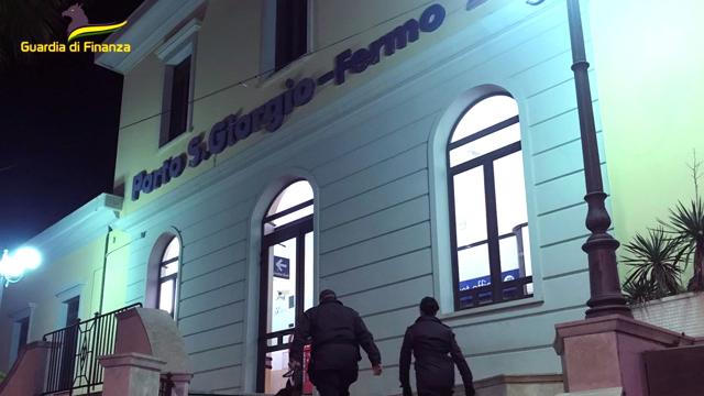 Guardia Finanza Fermo: durante controllo pattuglia sventa tentativo di suicidio su binari stazione Porto San Giorgio