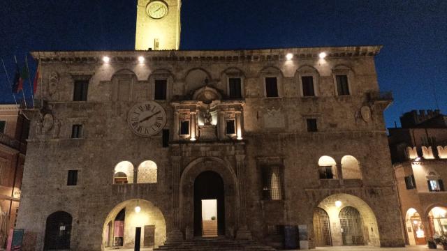 Ascoli Piceno, 'Facciamo luce sull'endometriosi': Palazzo dei Capitani illuminato di giallo