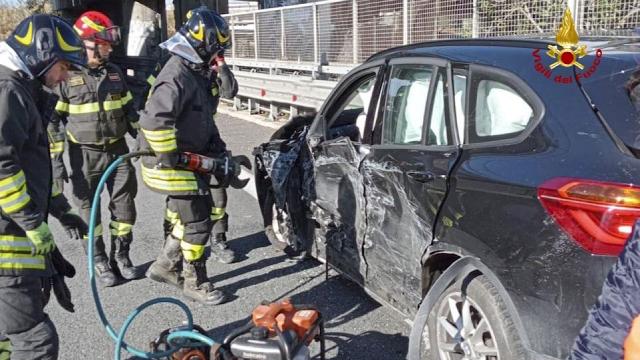 San Benedetto del Tronto, scontro fra auto alla fine del raccordo Ascoli-Mare. Due persone estratte dai Vigili del Fuoco