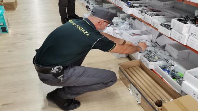  Guardia di Finanza, maxi sequestro di articoli insicuri e contraffatti nel Maceratese. Sei le denunce