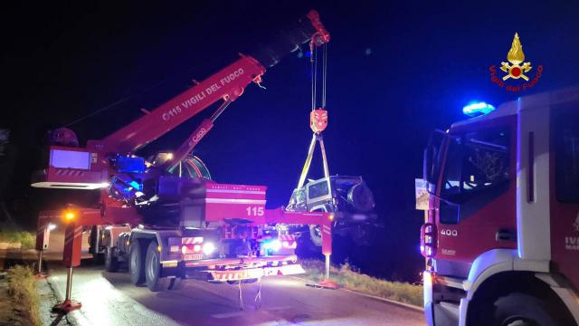 Ripaberarda, auto finisce in una scarpata. Conducente incastrato riesce ad attivare soccorsi grazie al clacson