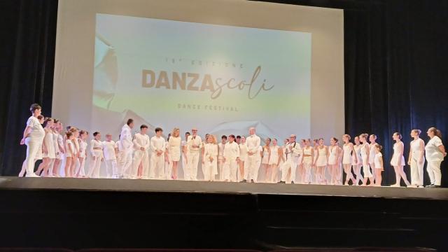 Ascoli Piceno, successo per la 19ª edizione di DanzAscoli. A presentare la serata è stato il noto volto di Garrison