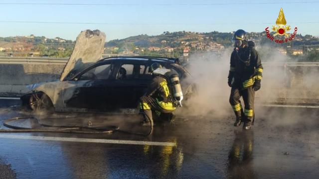 Superstrada Ascoli-Mare, intervento dei Vigili del Fuoco per incendio vettura su tratto ad unica corsia