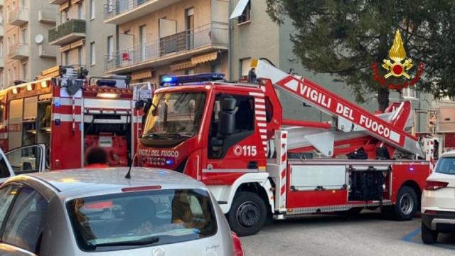 Macerata, intervento Vigili del Fuoco per tragico incendio in appartamento con due morti