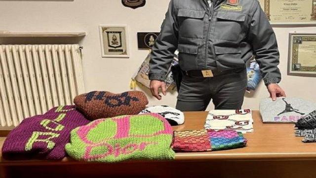 Guardia Finanza Macerata: sequestrati prodotti cosmetici pericolosi per la salute e capi d'abbigliamento contraffatti