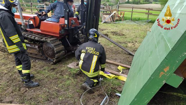 Vigili del Fuoco, interventi in tutta la regione per il forte vento. Soccorso un ciclista sul monte Cafaggio