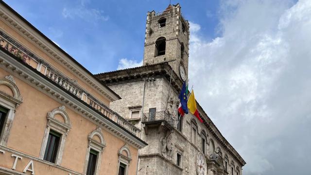 Ascoli Piceno, Giornata Mondiale della Sclerodermia: illuminazione della torre merlata di Palazzo dei Capitani