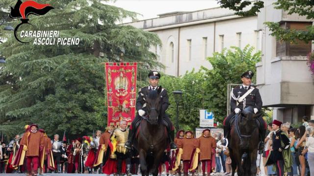 Ascoli Piceno, Carabinieri Forestali a cavallo protagonisti alla Giostra della Quintana di Agosto