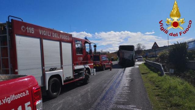 Osimo, incidente in via dell'Industria. Autotreno finisce nella scarpata dopo aver tamponato un autobus