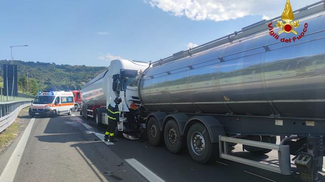 A14, a San Benedetto del Tronto scontro tra tre mezzi pesanti lungo la carreggiata nord 
