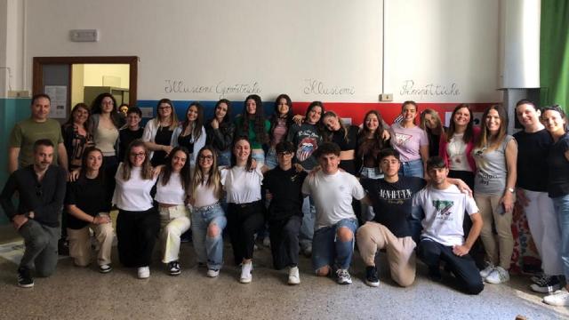 Ascoli Piceno, all'Istituto 'Fermi-Sacconi-Ceci' inaugurata la mostra “Vietato non toccare”