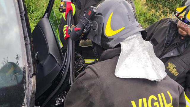 Castel di Lama, incidente tra autovetture lungo strada provinciale 43. Grave una donna soccorsa con eliambulanza 