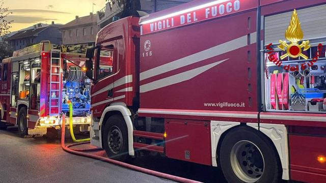 Castel di Lama, intervento dei vigili del fuoco per incendio rimessaggio legna adiacente a palazzina di tre piani  