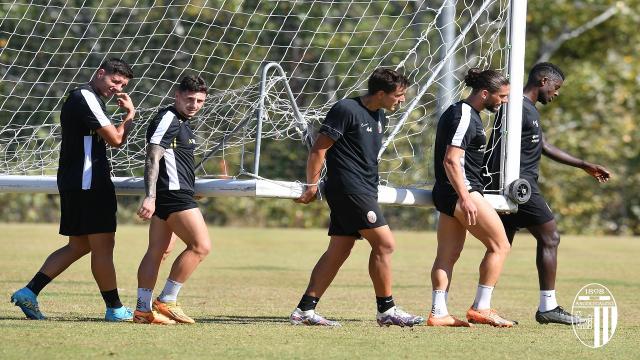 Ascoli Calcio, mattinata con tattica e conclusioni in porta. Viali prova recuperare difensori centrali per il Como