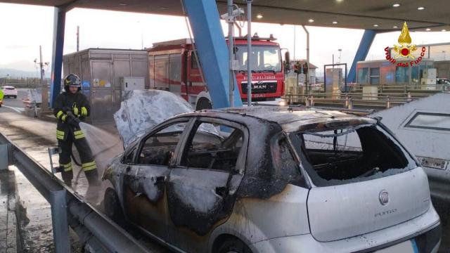 San Benedetto del Tronto, auto in fiamme all’interno del casello della A14. Danni alle telecamere di controllo