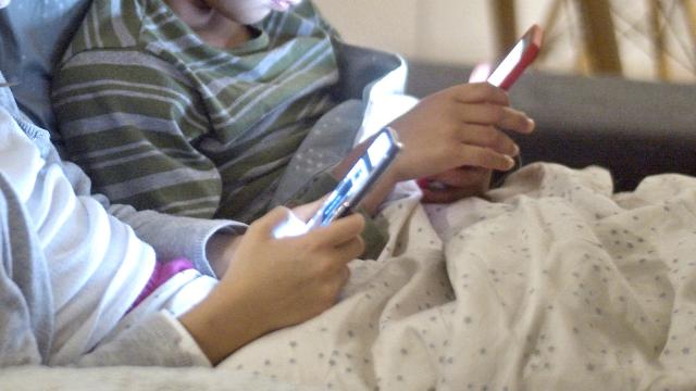Bambini schiavi del digitale. I dati dell’associazione nazionale dipendenze tecnologiche e Cyberbullismo
