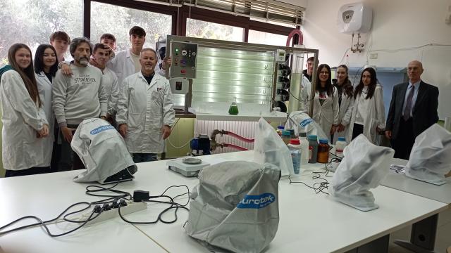 IIS Mazzocchi all'avanguardia nella formazione con l'Alga Spirulina. Impianto pilota per studio e analisi di microalghe