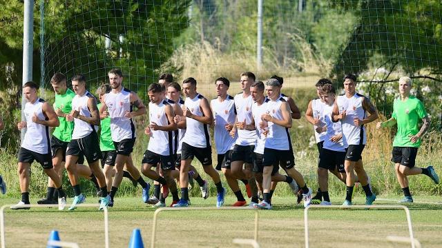 Ascoli Calcio, seconda giornata di raduno sotto il sole al Picchio Village. Maiga Silvestri in gruppo